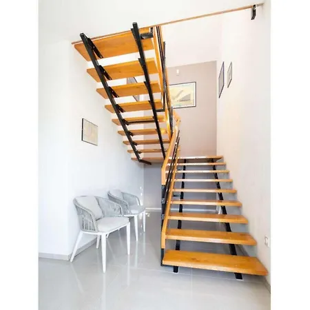 For Eight, Tatil Evi Dugi Rat
