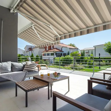For Eight, Tatil Evi *