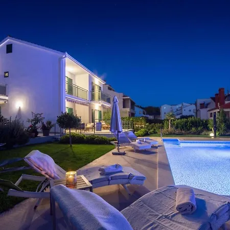 For Eight, Tatil Evi Dugi Rat