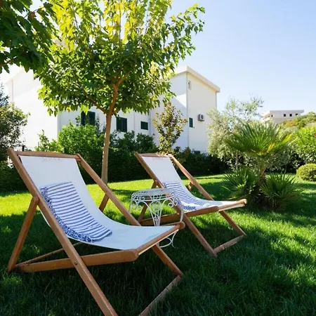 For Eight, Tatil Evi