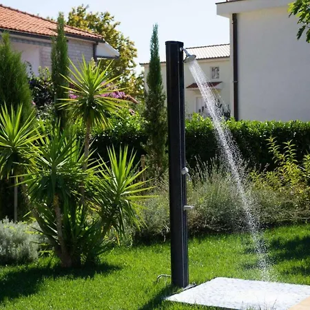 For Eight, Tatil Evi