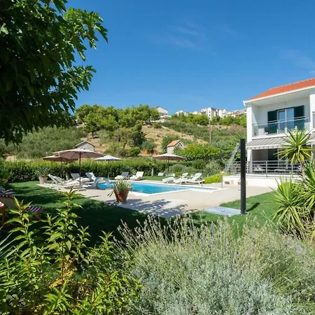 For Eight, Tatil Evi *